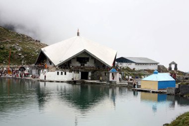 Sihs Tapınağı 'ndaki Hemkund Gölü, Govind ghat' taki Shri Hemkund Sahib (4320 metre yüksekliğinde) Bhvundar veya Lakshman Ganga Vadisi, Uttaranchal, Hindistan 