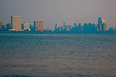 Bir akşam Nariman 'da Girgaum Chowpatty plajından Kelepçe Geçidi manzarası Mumbai Bombay, Maharashtra, Hindistan