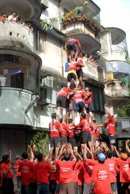 Dahi Handi Dadar Mumbai Maharashtra Hindistan Asya 'yı yıkmaya çalışan insan piramidi 