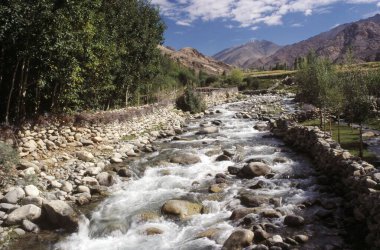 Nehir suyu akışı, phiyang, ladakh, Jammu ve Kashmir, Hindistan