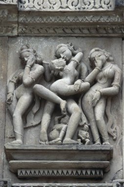 Erotik taş oyması Vishvanatha Tapınağı, Khajuraho, Madhya Pradesh, Hindistan, Asya