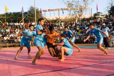Hindistan, Rajasthan 'da Kabaddi Oynayan Genç Adamlar 