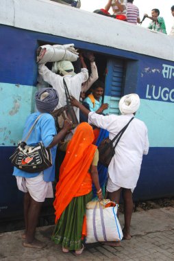 Trende bagaj vagonuna binmeye çalışanlar; Jodhpur; Rajasthan; Hindistan