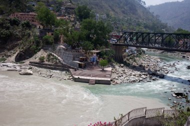 Chamoli Uttarakhand Asya 'daki Alaknanda ve Pindar nehirlerinin etkisi