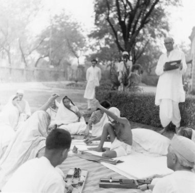 Mahatma Gandhi spin atıyor, Yeni Delhi, 1939, Prabhavati Jayaprakash, Mahadev Desai, Hindistan   