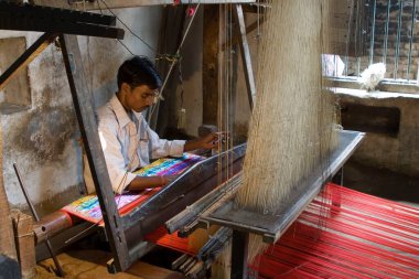 Weaver Varanasi, Uttar Pradesh, Hindistan 'da el dokumasıyla Varanasi sari ipliği dokuyor. 
