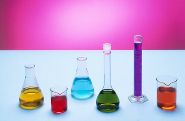Kimya laboratuvarında renkli şişeler, Hindistan 