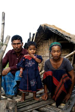 Kırsal aile, Chakma kabilesi, Arunachal Pradesh, Hindistan 