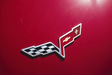 Kırmızı Chevrolet Corvette logosu C-6 araba, Hindistan