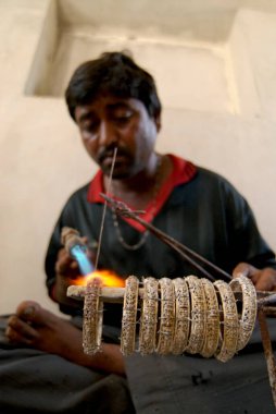Pirinç bilezikler yapan adam; Rajkot; Gujarat; Hindistan