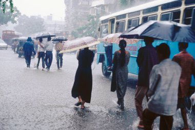 Muson yağmurları altında yürüyen insanlar, Bombay Mumbai, maharashtra, Hindistan 