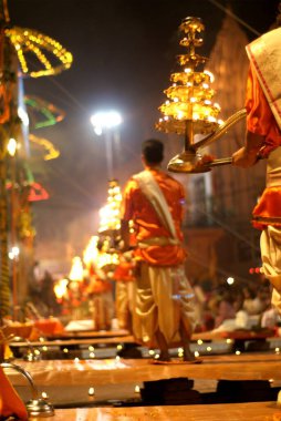 Genç rahip Ganga Pooja 'yı Dasasaswamedh ghat' ta sahneleyecek kutsal Ganga nehrinin kıyısında, Varanasi, Uttar Pradesh, Hindistan 