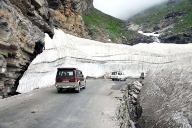 Arabalar Rohtang Geçidi 'nde, Himachal Pradesh, Hindistan 