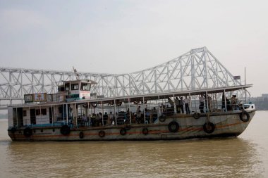 Su feribotu ve Howrah Köprüsü şimdi Rabindra Setu çelik yapı Hooghly Nehri üzerinde inanılmaz mühendislik başarısı Kalküta şimdi Kolkata; Batı Bengal; Hindistan