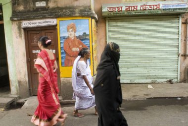 Swami Vivekananda Duvarı önünde yürüyen insanlar acı çekiyor; Kolkata; Batı Bengal; Hindistan
