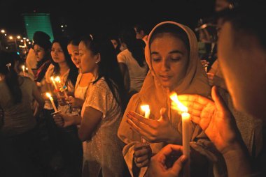 İnsanlar Taj Mahal Oteli 'nin dışında mum yakıyor ve Deccan mücahitlerinin terör saldırısı kurbanlarına saygı gösteriyorlar. Bombay Mumbai 'de. Maharashtra. Hindistan 29 Kasım 2008   