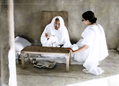 Mahatma Gandhi Abha Gandhi ile yiyip konuşuyor, Hindistan, Asya, 1946  