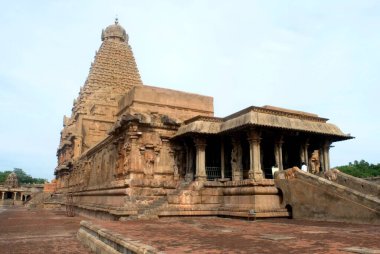 Milattan Sonra 10. yüzyılda Raja Raja Chola 'nın Tamil Nadu' daki Lord Shiva 'ya ithaf ettiği Büyük Tapınak olarak da bilinir. 