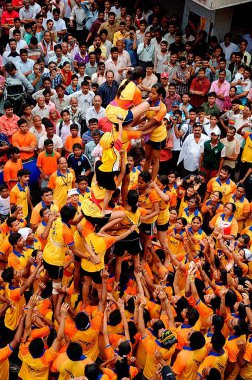 İnsan Piramidi Mumbai Maharashtra Hindistan 2011 'i bozmaya çalışıyor. 