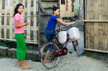 Bisiklet süren kadın; Imphal; Manipur; Hindistan