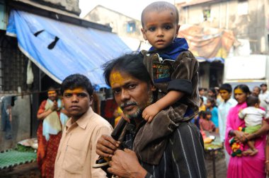 Yellama festivalinde çocuklu bir adam, Kamathipura, Bombay Mumbai, Maharashtra, Hindistan   