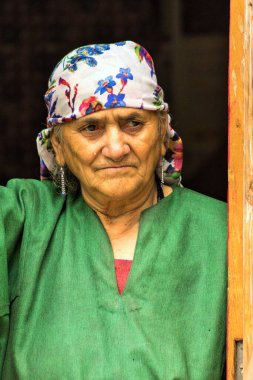 Kaşmirli yaşlı kadın, Dawar köyü, Gurez, Bandipora, Kaşmir, Hindistan, Asya
