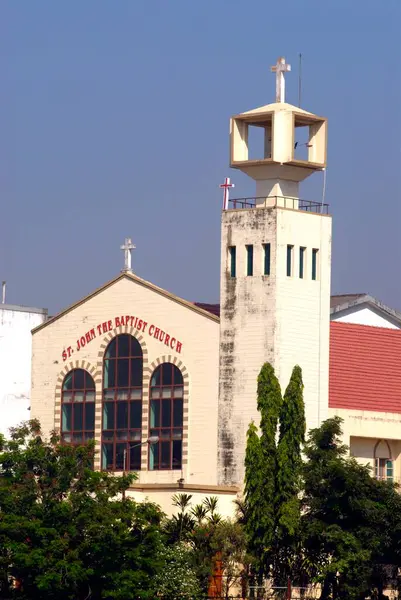 Masunda Gölü kıyısındaki Aziz John Baptist Kilisesi veya Talao Pali, Thane, Maharashtra, Hindistan  