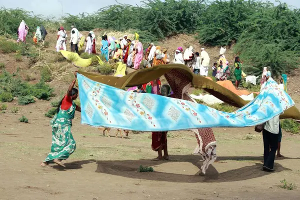 Varkari, Pandharpur kasabası, Solapur ilçesi, Maharashtra, Hindistan 'da Ashadhi Ekadashi vesilesiyle Chandrabhaga nehrinde bir araya geldi. 