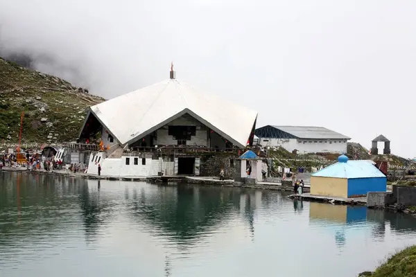 stock image The Hemkund Lake at Sikhs shrine Shri Hemkund Sahib situated (4320 meters high) at Govind ghat which is the gateway to the Bhvundar or Lakshman Ganga valley, Uttaranchal, India 