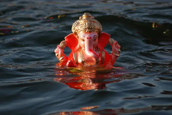 stock image Immersion of Ganesh idol in Gulab Sagar lake Jodhpur Rajasthan India 