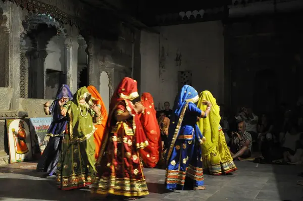 Rajasthani kadınları halk dansları yapıyorlar, Abu Dağı, Rajasthan, Hindistan, Asya 