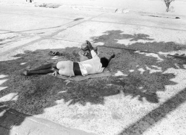 Yolda uyuyan adam, Hindistan