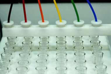 İlaç Araştırma Laboratuvarı, laboratuvar, kimyasal, matara ve test tüpleriyle sıvı renkler deney çalışmaları, Bombay Mumbai, Maharashtra, Hindistan   