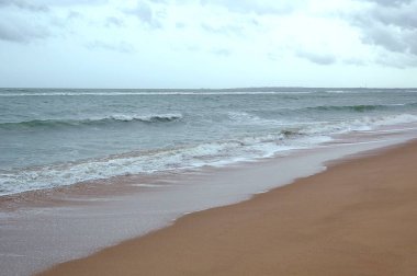 Deniz suyu, kumsal dalgaları.