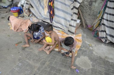 Çocuklar kaldırımda oynuyorlar, Kolkata, Batı Bengal, Hindistan, Asya