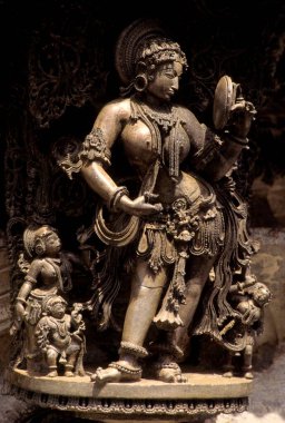 Aynalı Kadın; Darpana Sundari Sri Chennakeshava Tapınağında; Belur; Hindistan;