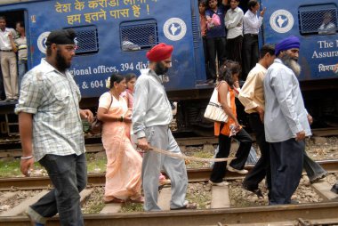 Sih halk bloğu trenleri, Hindistan, Maharashtra, Bombay 'daki Mulund' da Dera Saccha Sauda 'nın korumalarının kovulmasını protesto ediyor.   