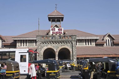 Mumbai 'deki Bandra İstasyonu Maharashtra Hindistan
