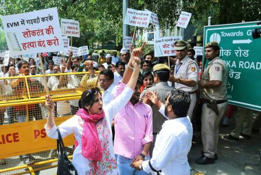 EVM protestosu, pankart gösterisi, EVM, Elektronik Oy Makinesi, Yeni Delhi, Hindistan, 11 Mayıs 2017 