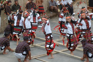 İnsanlar Cheraw bambu dansı yapıyor Aizwal; Mizoram; Hindistan
