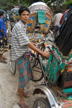 Dhaka, Bangladeş 'te Dhaka caddesinde aracı olan bir motosikletli. 