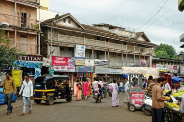 Pazar yolundaki eski bina, Nashik, Maharashtra, Hindistan, Asya  