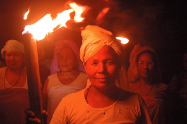 Meira Paibis, kadın ve anne, Imphal, Manipur, Hindistan gibi etkilenmiş haklarına ışık tutmak için kendilerini yanan meşalelerle sunuyor.