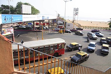 G. B. Pant Chowk, Girgaon, Chowpatty Seaface, Charni Yolu, Bombay Mumbai, Maharashtra, Hindistan 'da reklam ve yaya köprüsü.