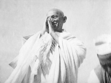 Mahatma Gandhi Madras, 1946, Hindistan 'da selam duruşu yapıyor.   