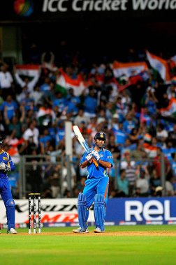 Hint kaptan, vurucu M S Dhoni, Hindistan ile Sri Lanka arasındaki 2011 ICC Dünya Kupası Finali 'nde 2 Nisan 2011' de Mumbai Hindistan 'daki Wankhede Stadyumu' nda oynamaya hazırlanıyor.