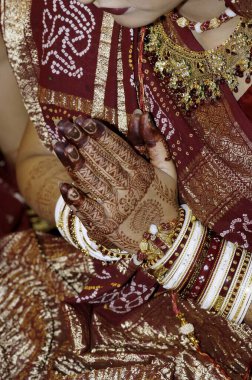 Güney Asyalı Hintli gelin altın bilezikler takıyor ve şehir düğününde Namaste dansı yaparken görülüyor.