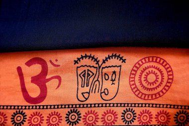 Hinduizm Aum ya da Om sembolü Hindistan 'ın pamuk kumaşında.  