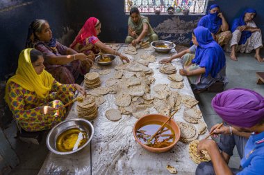 Chapatti, Altın Tapınak, Amritsar, Punjab, Hindistan ve Asya 'ya ghee uygulayan insanlar 