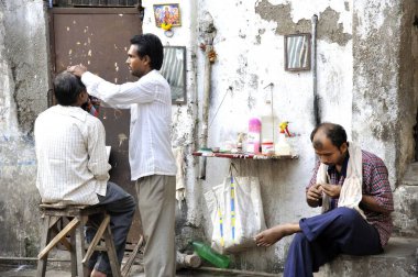 Mumbai Maharashtra Hindistan 'da açık hava berber dükkanı   